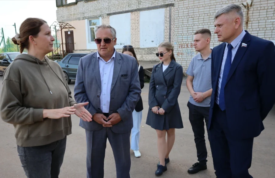 Партийный десант «Единой России» проверил ход работ по благоустройству общественных пространств Дальнеконстантиновского муниципального округа