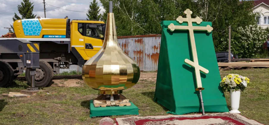 В селе Большое Терюшево Дальнеконстантиновского благочиния освящены купол и крест храма в честь Вознесения Господня